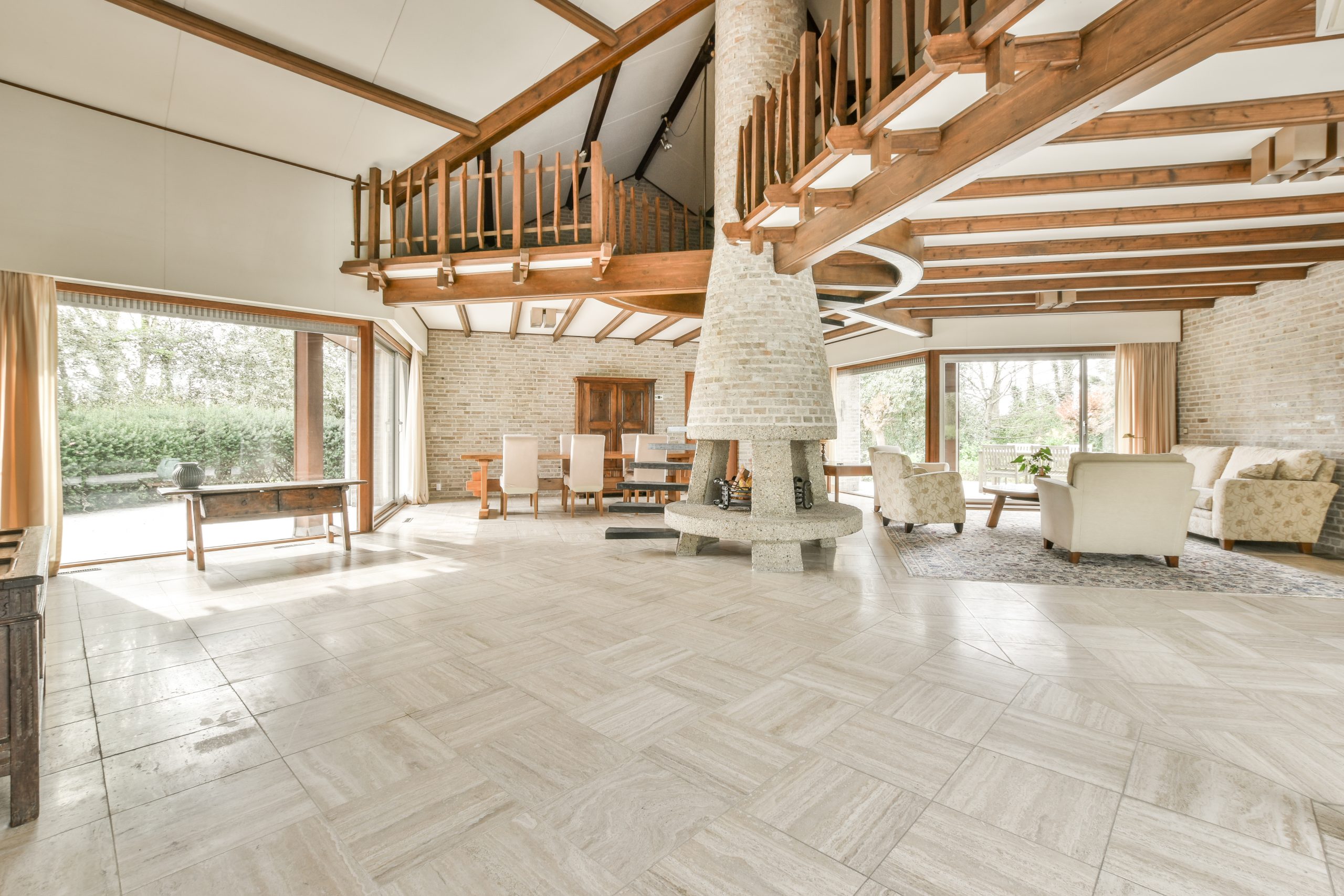 Salon moderne avec des fenêtres en bois gallus menuiseries exterieures