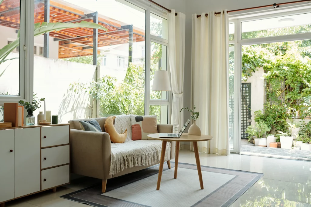 Intérieur sain et lumineux grâce aux labels environnementaux menuiserie.